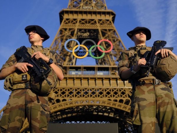 Paris 2024 Olympics - Paris 2024 Olympics Preview - Paris, France - July 21, 2024 Soldiers patrol on a street in front of the Eiffel Tower ahead of the Olympics Reuters/Stefan Wermuth/Proibida reprodução