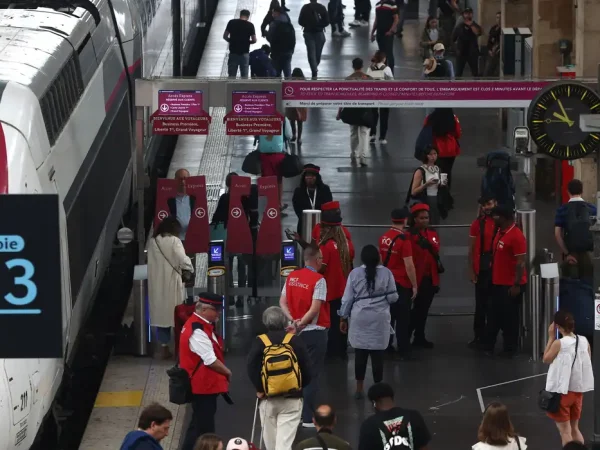 Paris 2024 Olympics - Previews - Gare du Nord, Paris, France - July 26, 2024. Staff and passengers are pictured at Gare du Nord station after threats against France's high-speed TGV network, ahead of the Paris 2024 Olympics opening ceremony. Reuters/Yves Herman/Proibida reprodução
