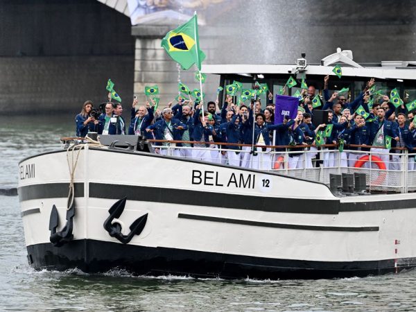 Paris 2024 Olympics - Opening Ceremony - Paris, France - July 26, 2024. Athletes of Brazil aboard a boat in the floating parade on the river Seine during the opening ceremony. Reuters/Angelika Warmuth/Proibida reprodução
