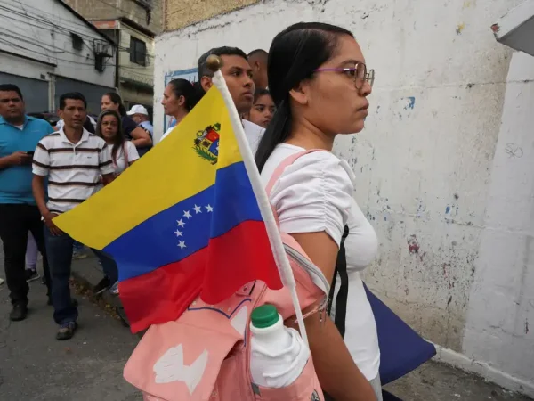 People wait to vote during the country's presidential election, in Caracas, Venezuela July 28, 2024. REUTERS/Alexandre Meneghini