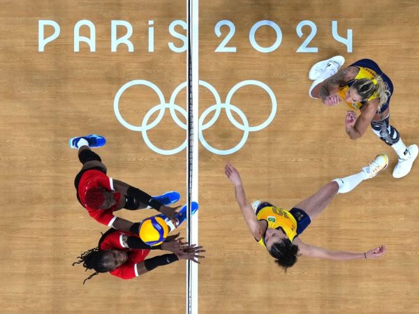 Paris 2024 Olympics - Volleyball - Women's Preliminary Round - Pool B - Brazil vs Kenya - South Paris Arena 1, Paris, France - July 29, 2024.
 Trizah Atuka of Kenya, Thaisa Daher de Menezes of Brazil, Gabriela Braga Guimaraes of Brazil and Emmanculate Nekesa Misoki of Kenya in action. REUTERS/Siphiwe Sibeko