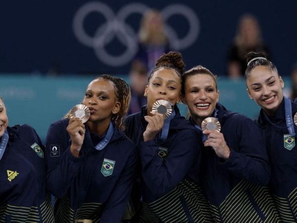 Paris 2024 Olympics - Artistic Gymnastics - Women's Team Victory Ceremony - Bercy Arena, Paris, France - July 30, 2024. Bronze medallists Rebeca Andrade of Brazil, Jade Barbosa of Brazil, Lorrane Oliveira of Brazil, Flavia Saraiva of Brazil and Julia Soares of Brazil pose for a picture with their medals. REUTERS/Amanda Perobelli