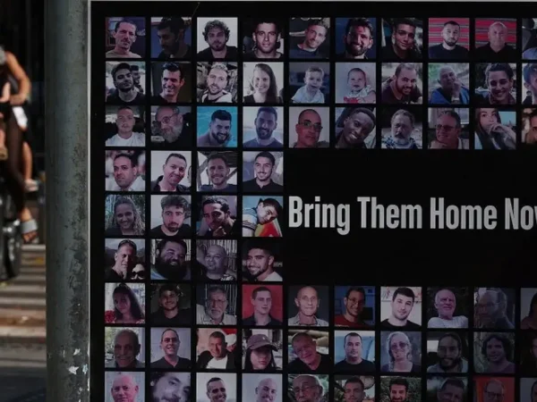 Fotos memoriais de reféns sequestrados durante o ataque de 7 de outubro do Hamas a Israel em Tel Aviv, Israel
12/08/2024
REUTERS/Florion Goga