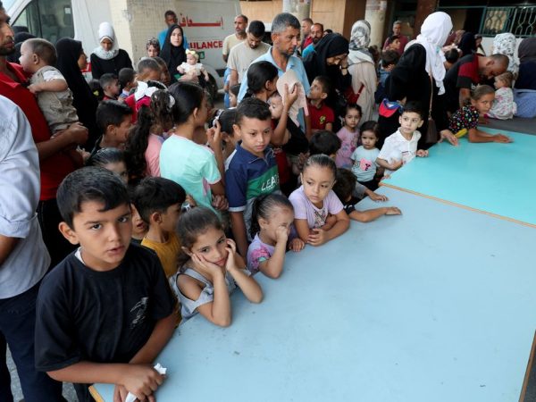 Palestina- 01/09/2024 Crianças palestinas são vacinadas contra a poliomielite, em um centro de saúde das Nações Unidas em Deir Al-Balah, no centro da Faixa de Gaza.  REUTERS/Ramadan Abed