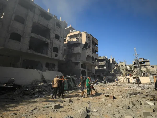 Palestinians inspect the site of an Israeli strike on a college sheltering displaced people, amid Israel-Hamas conflict, in the northern Gaza Strip, September 3, 2024. Reuters/Dawoud Abu Alkas/Proibida reprodução