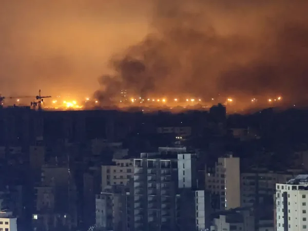 Smoke rises over Beirut's southern suburbs after a strike near Beirut-Rafic Hariri International Airport, amid the ongoing hostilities between Hezbollah and Israeli forces, as seen from Sin El Fil, Lebanon, October 4, 2024. Reuters/Amr Abdallah Dalsh/Proibido reprodução
