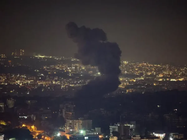 Smoke billows over Beirut southern suburbs after a strike, amid the ongoing hostilities between Hezbollah and Israeli forces, as seen from Sin El Fil, Lebanon October 8, 2024. Reuters/Amr Abdallah Dalsh/Proibida reprodução