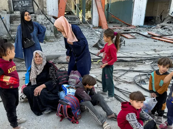 Palestinos deslocados fogem da parte norte de Gaza em meio a uma operação militar israelense, em Jabalia, no norte da Faixa de Gaza
23/10/2024
Reuters/Hassan Al-Zaanin/Proibida reprodução