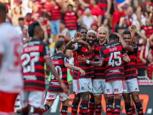 Soccer Football - Brasileiro Championship - Flamengo v Internacional - Estadio Maracana, Rio de Janeiro, Brazil - December 1, 2024
Flamengo's Leo Ortiz celebrates scoring their first goal with teammates REUTERS/Pilar Olivares
