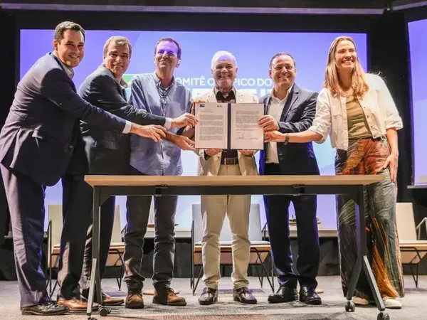 Rio de Janeiro (RJ), 02/12/2024 - Eduardo Paes, prefeito do Rio de Janeiro, e Rodrigo Neves prefeito eleito de Niterói, entregam documento que formaliza o interesse das duas cidades em organizarem de forma conjunta os Jogos Pan-americanos de 2031, realizado no Centro de Treinamento do COB. Foto: Rafael Bello/COB