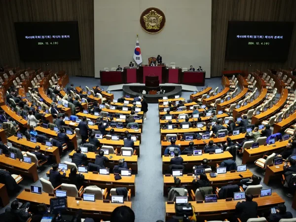 Lawmakers sit inside the hall at the National Assembly, after South Korean President Yoon Suk Yeol declared martial law, in Seoul, South Korea, December 4, 2024. Reuters/Kim Hong-Ji/Proibida reprodução