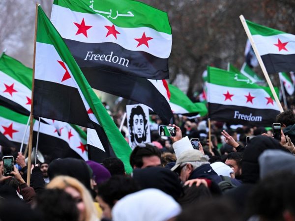 Síria- 08/12/2024  Pessoas comemoram, depois que os rebeldes sírios anunciaram que expulsaram Bashar al-Assad da Síria. REUTERS/Annegret Hilse/Reprodução proibida.