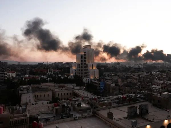 Síria- 08/12/2024  Pessoas passam  por um tanque que pertencia ao Exército Sírio, depois que rebeldes sírios anunciaram que derrubaram Bashar al-Assad da Síria, em Damasco, Síria, 8 de dezembro de 2024. REUTERS/Mohamed Azakir/ Reprodução proibida.
