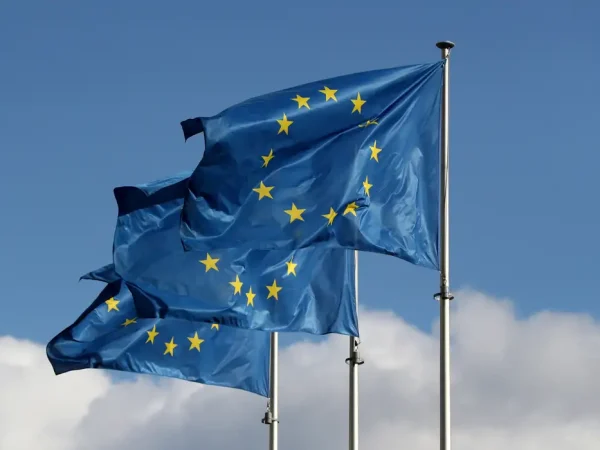 Bandeiras da União Europeia na sede da Comissão Europeia em Bruxelas
19/09/2019 Reuters/Yves Herman/Proibida reprodução