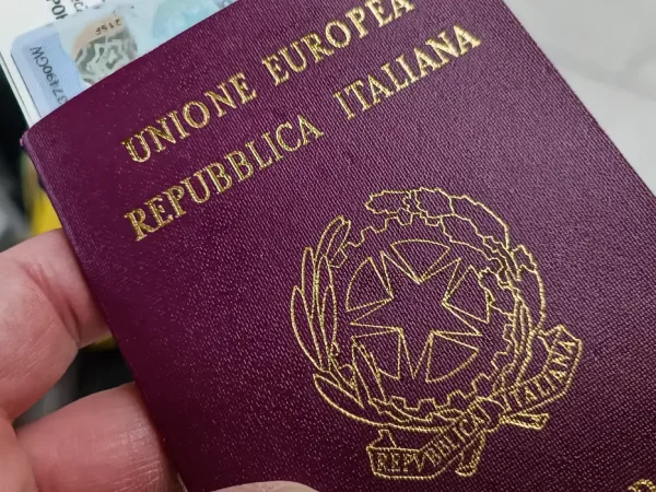 Passaporte italiano. Illustration of Paris Orly International Airport, Orly, France, on December 24, 2024. Italian passport Unione Europea, Repubblica Italiana.
Illustration de l aeroport international de Paris Orly, Orly, France, le 24 decembre 2024. Passport italien Unione Europea, Repubblica Italiana.