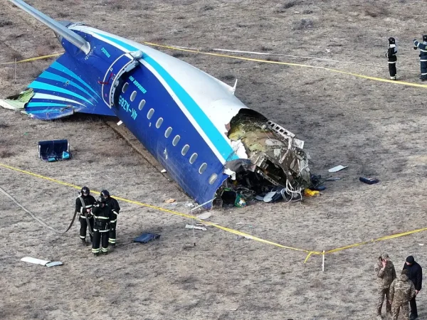 A drone view shows emergency specialists working at the crash site of an Azerbaijan Airlines passenger plane near the city of Aktau, Kazakhstan December 25, 2024. Reuters/Azamat Sarsenbayev/Proibida reprodução