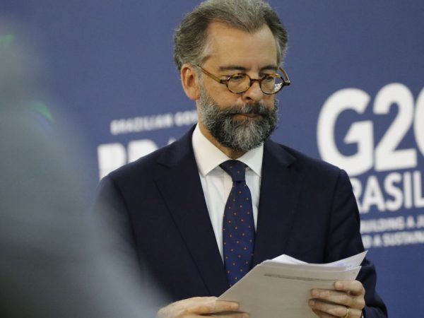 Rio de Janeiro (RJ) 20/02/2024 – O embaixador Mauricio Carvalho Lyrio, secretário de Assuntos Econômicos e Financeiros do Ministério das Relações Exteriores e Sherpa do G20 Brasil, fala à imprensa sobre a  Reunião de Chanceleres do G20, na Marina da Glória. Foto: Fernando Frazão/Agência Brasil