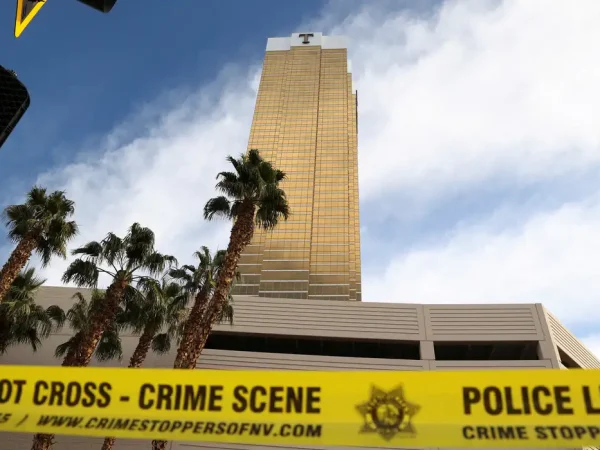 Trump Tower é vista atrás de uma fita amarela, depois que um Tesla Cybertruck pegou fogo na entrada do prédio em Las Vegas
01/01/2025
REUTERS/Ronda Churchill
