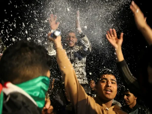Palestinians react to news on a ceasefire deal with Israel, in Khan Younis in the southern Gaza Strip, January 15, 2025. Reuters/Hatem Khaled/Proibida reprodução