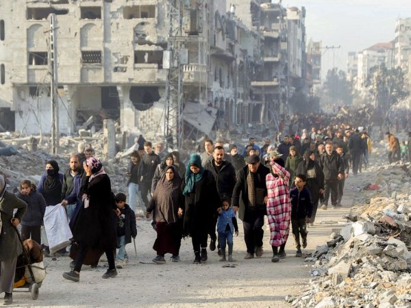 Displaced Palestinians make their way past rubble, as they attempt to return to their homes, following a delay in the ceasefire between Israel and Hamas over the hostage list, in the northern Gaza Strip, January 19, 2025. REUTERS/Khalil Ramzi     TPX IMAGES OF THE DAY
