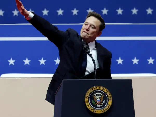 Elon Musk gestures at the podium inside the Capital One arena on the inauguration day of U.S. President Donald Trump's second term, in Washington, U.S., January 20, 2025. Reuters/Mike Segar/Poibida reprodução