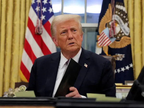 FILE PHOTO: U.S. President Donald Trump signs documents as he issues executive orders and pardons in the Oval Office at the White House on Inauguration Day in Washington, U.S., January 20, 2025. Reuters/Carlos Barria/Proibida reprodução