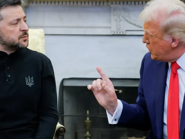 U.S. President Donald Trump talks with Ukrainian President Volodymyr Zelenskiy at the White House in Washington, D.C., U.S., February 28, 2025. Reuters/Brian Snyder/Proibida reprodução