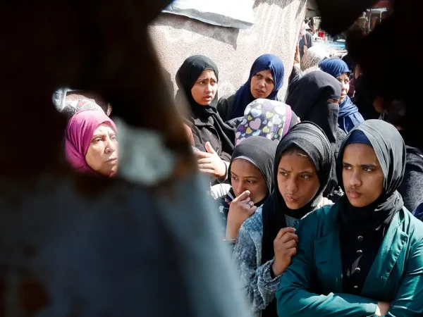 Palestinians gather to receive bread from a bakery, in Khan Younis, in the southern Gaza Strip, March 9, 2025. Reuters/Hatem Khaled/Proibida reprodução