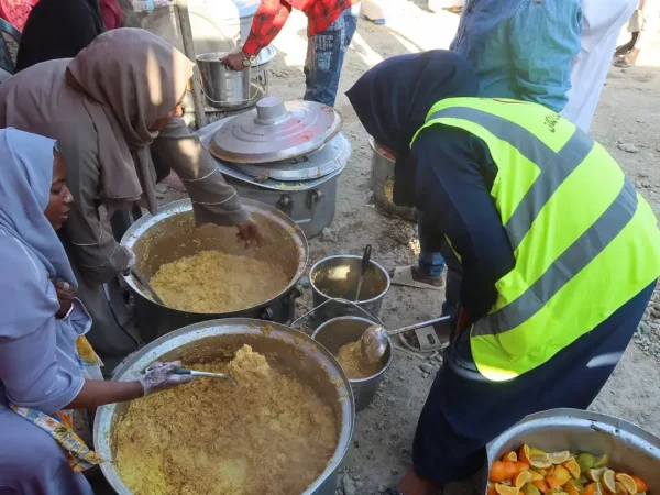Displaced Sudanese and volunteers from local charity al-Hawadith Street Initiative (HSI) prepare food to break their fast, before an Iftar, a fast-breaking meal, during the holy month of Ramadan, in the city of Port Sudan, Sudan March 7, 2025. Reuters/El Tayeb Siddig/Proibida reprodução