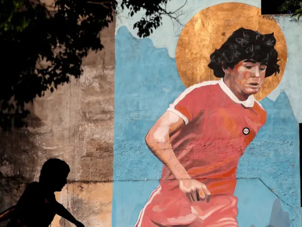 Mural retratando Diego Maradona do lado de fora do Estádio Diego Armando Maradona, em Buenos Aires
30/10/2021 REUTERS/Agustin Marcarian