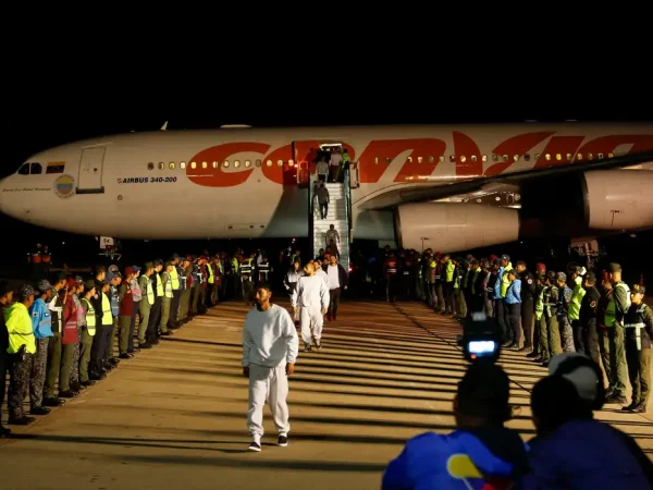 Venezuelan migrants walk following their arrival on a flight after being deported from the United States, in Caracas, Venezuela, March 24, 2025. Reuters/Leonardo Fernandez Viloria/Proibida reprodução