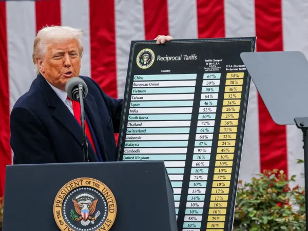 U.S. President Donald Trump delivers remarks on tariffs in the Rose Garden at the White House in Washington, D.C., U.S., April 2, 2025. REUTERS/Carlos Barria