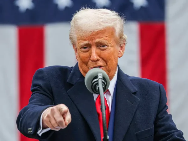 U.S. President Donald Trump delivers remarks on tariffs in the Rose Garden at the White House in Washington, D.C., U.S., April 2, 2025. REUTERS/Carlos Barria