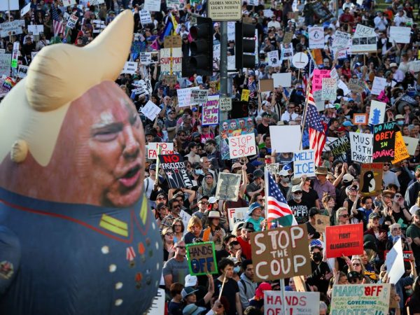 Demonstrators take part in a 'Hands Off!' protest against U.S. President Donald Trump and his adviser Elon Musk, in Los Angeles, California, U.S., April 5, 2025. Reuters/Daniel Cole/Proibida reprodução