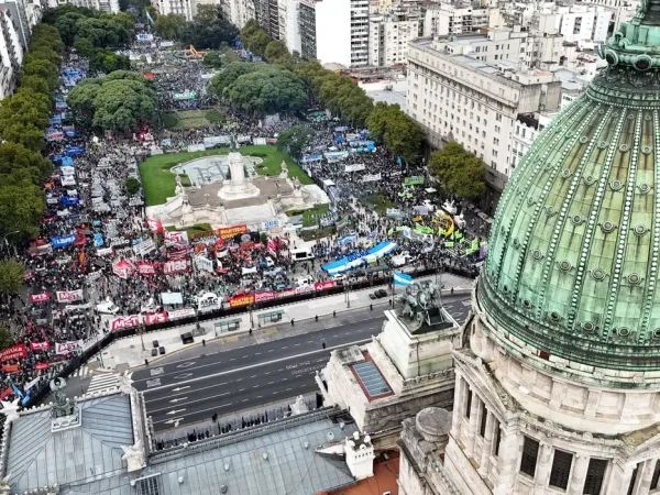 A drone view shows demonstrators outside the National Congress during the weekly protest of retirees to support their demands for improved income, a day before a general strike against Argentinian President Javier Milei's adjustment policies and the IMF loan deal, in Buenos Aires, Argentina April 9, 2025. Reuters/Horacio Soria/Proibida reprodução