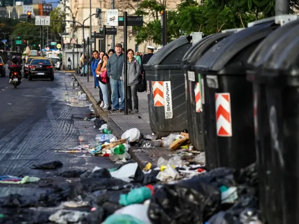 People stand at a bus stop near garbage on the ground, during a 24-hour general strike against the adjustment policy of Argentinian President Javier Milei's government, in Buenos Aires, Argentina April 10, 2025. Reuters/Agustin Marcarian/Proibida reprodução