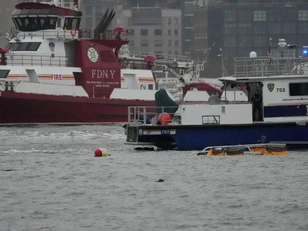 Emergency personnel work at the scene of a helicopter crash on the Hudson River near lower Manhattan in New York, as seen from Newport, New Jersey U.S., April 10, 2025.  Reuters/Eduardo Munoz/Proibida reprodução