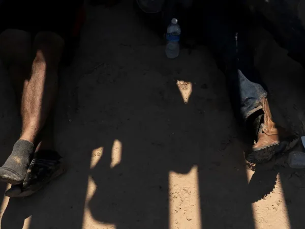 Migrantes em busca de asilo, principalmente da Venezuela e de Cuba, aguardam para serem transportados por agentes do Serviço de Alfândega e Proteção de Fronteiras dos EUA após cruzarem o Rio Grande para os EUA vindos do México
14/07/2022
REUTERS/Go Nakamura