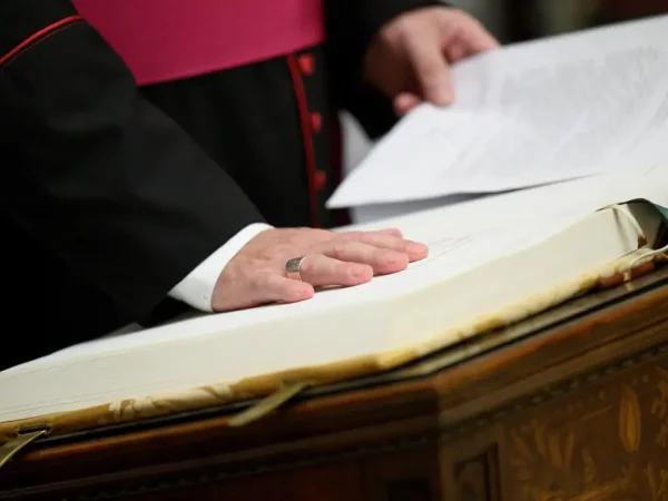 Autoridades, membros do clero e funcionários do Conclave prestam juramento de sigilo na Capela Paulina no Vaticano
 5/5/2025    Divulgação via REUTERS