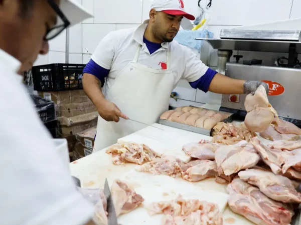 Gripe aviária. Chicken vendors work in a market in Sao Paulo, Brazil May 20, 2025. REUTERS/Jorge Silva