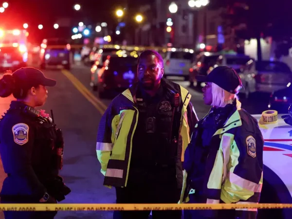 Policiais em local de Washington onde dois funcionários da embaixada israelense foram mortos a tiros
 21/5/2025    REUTERS/Jonathan Ernst