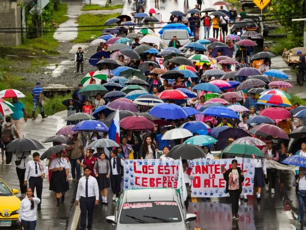Students, teachers and former workers attend a protest against social security reform, as Chiquita Panama lays off some 5,000 of its daily workers out of a total of 6,500 employed nationwide, as per a source close to the company, after a strike began late April in the western province of Bocas del Toro, in Changuinola, Panama, May 25, 2025. REUTERS/Enea Lebrun