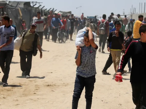 A Palestinian carries an aid supply he received from the U.S.-backed Gaza Humanitarian Foundation, in Khan Younis, in the southern Gaza Strip, May 28, 2025. REUTERS/Hatem Khaled