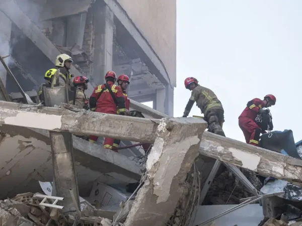 Iranian firefighters work at the scene of a destroyed residential building due to Israeli attacks in Tehran, Iran, on June 13, 2025. Reuters/Morteza Nikoubazl/NurPhoto/Proibida reprodução