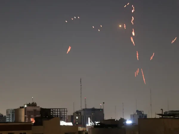 Army air defence firing is seen following the Israeli strike in Tehran, Iran, June 14, 2025. Majid Asgaripour/WANA (West Asia Reuters/News Agency/Proibida reprodução