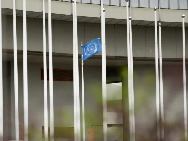 Bandeira da AIEA em sua sede em Viena
 16/6/2025   REUTERS/Elisabeth Mandl
