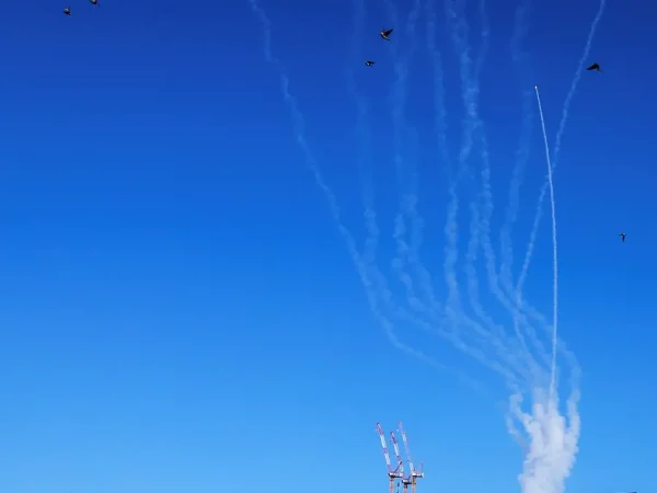 Missiles launched from Iran are intercepted amid the Iran-Israel conflict, as seen from Tel Aviv, Israel, June 22, 2025. Reuters/Itay Cohen/Proibida reprodução     TPX IMAGES OF THE DAY