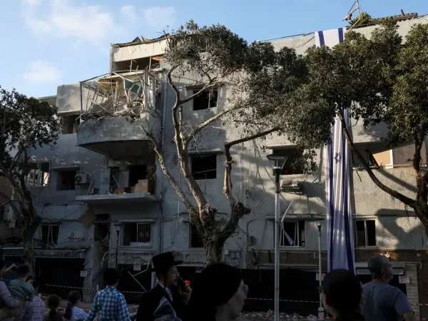 People gather at an impact site following Iran's strike on Israel, amid the Iran-Israel conflict, in Haifa, Israel, June 22, 2025. Reuters/Florion Goga/Proibida reprodução