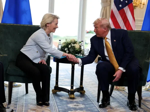 U.S. President Donald Trump shakes hands with European Commission President Ursula von der Leyen, in Turnberry, Scotland, Britain, July 27, 2025. Reuters/Evelyn Hockstein/Proibida reprodução