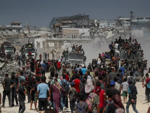 Palestinos carregam ajuda em Beit Lahia, norte de Gaza
 1/8/2025   REUTERS/Mahmoud Issa